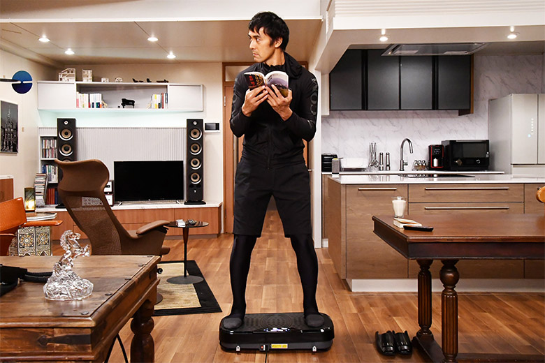 悠々自適な生活をおくる桑野(阿部寛) 