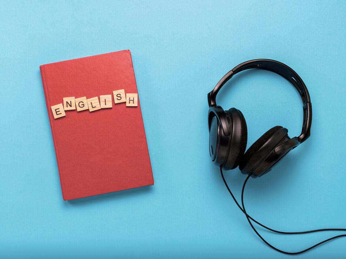 英語の本とヘッドホンの画像